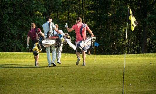 Golfanfänger und ein Golflehrer auf dem Schloss Golf Platz.