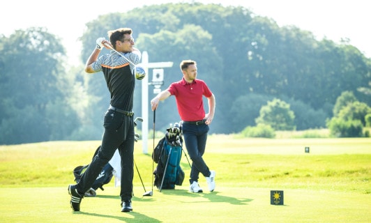 Zwei Golfer auf dem Golfplatz Golf Fleesensee.