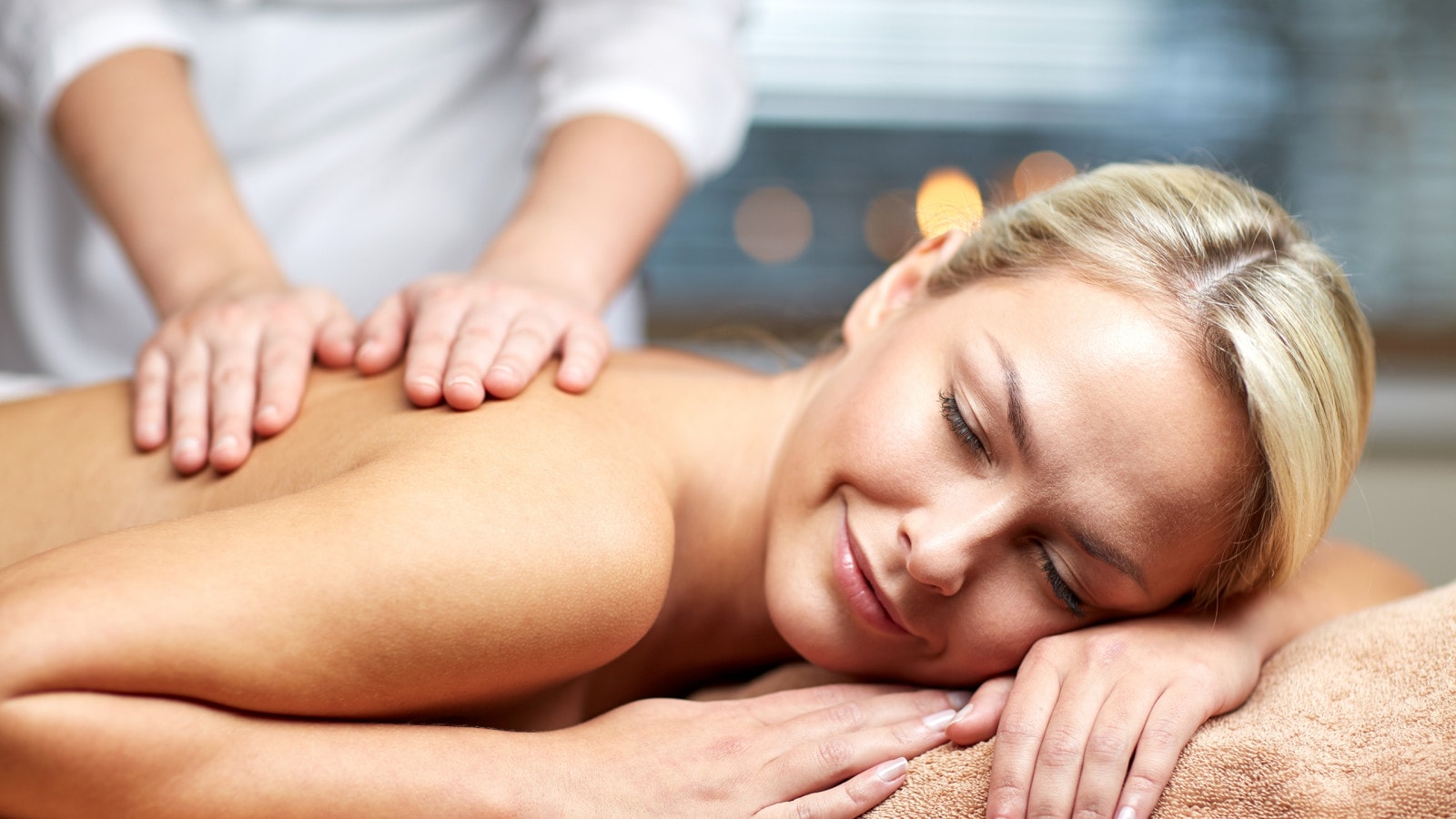Eine Frau erhält eine Massage.