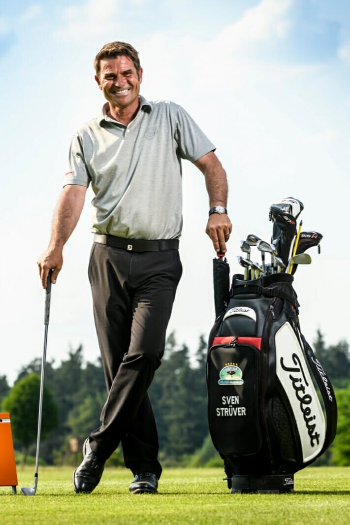 Ein Foto von Sven Strüver mit seiner Golftasche auf einem Golfplatz.