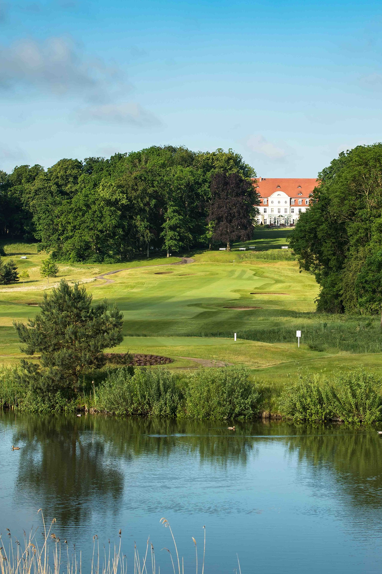 Blick auf das Schloss Fleesensee und den Golfplatz Golf Fleesensee.