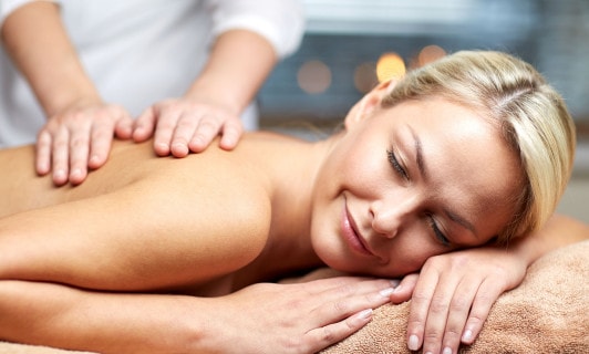 Eine Frau erhält eine Massage.