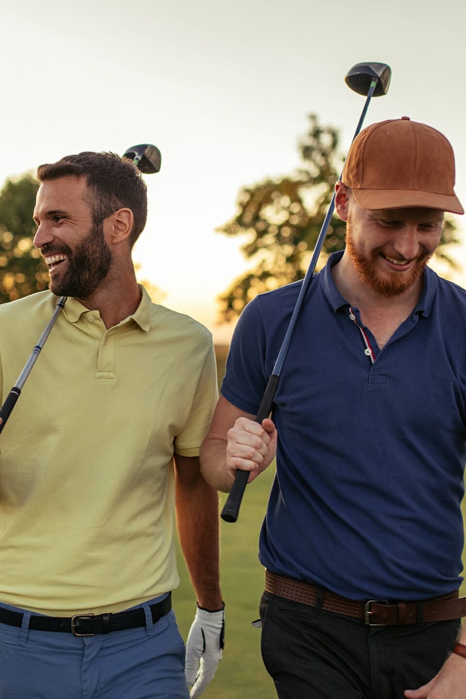 Zwei lachende Golfer auf dem Golfplatz.