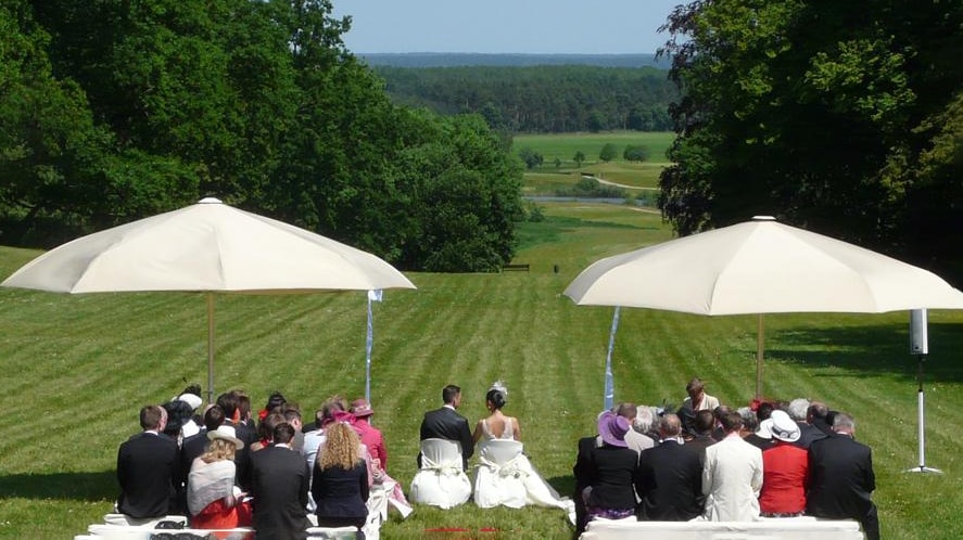 Eine Hochzeit im Schlossgarten im Sommer.