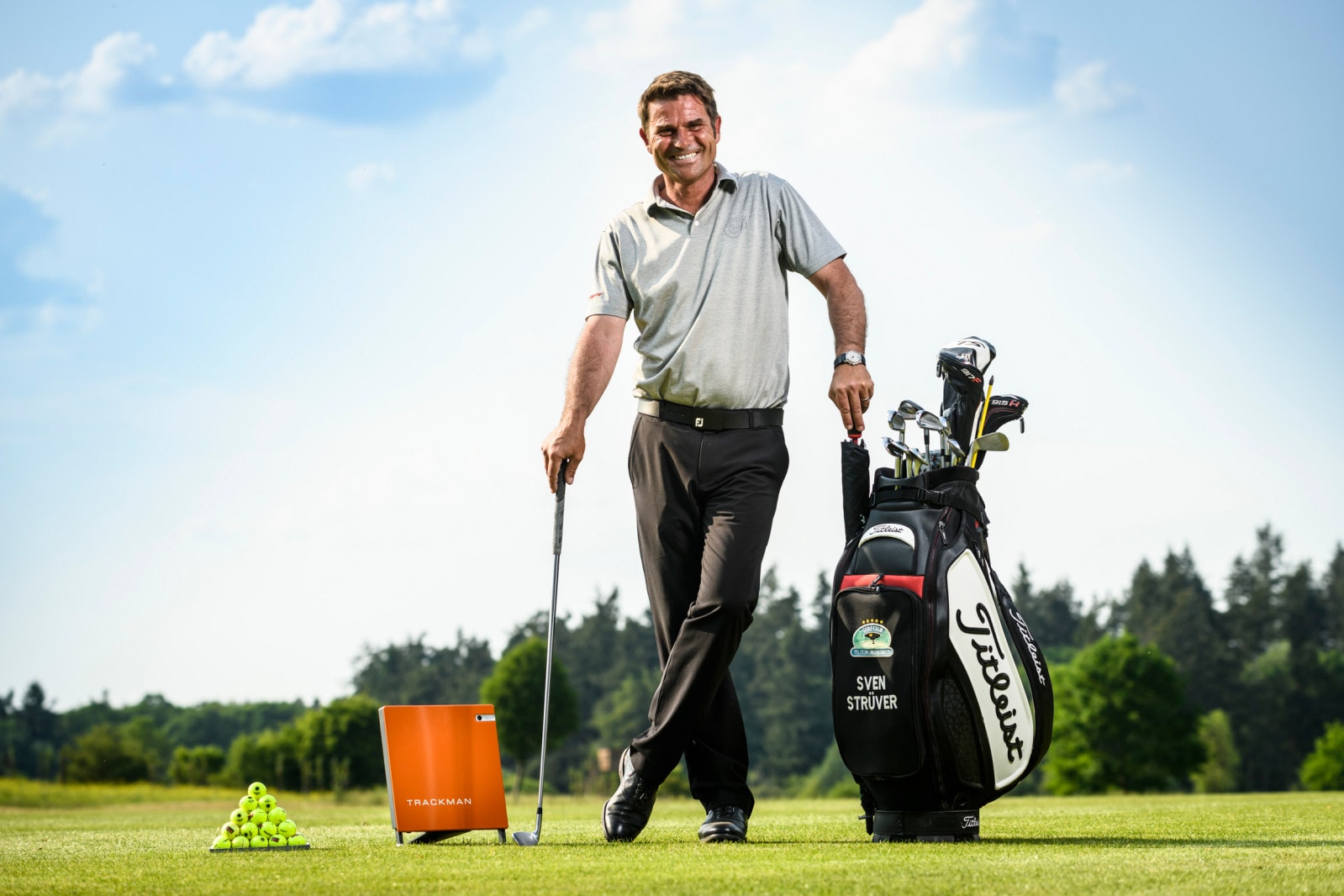 Sven Strüver auf einem Golfkurs mit seiner Golftasche.