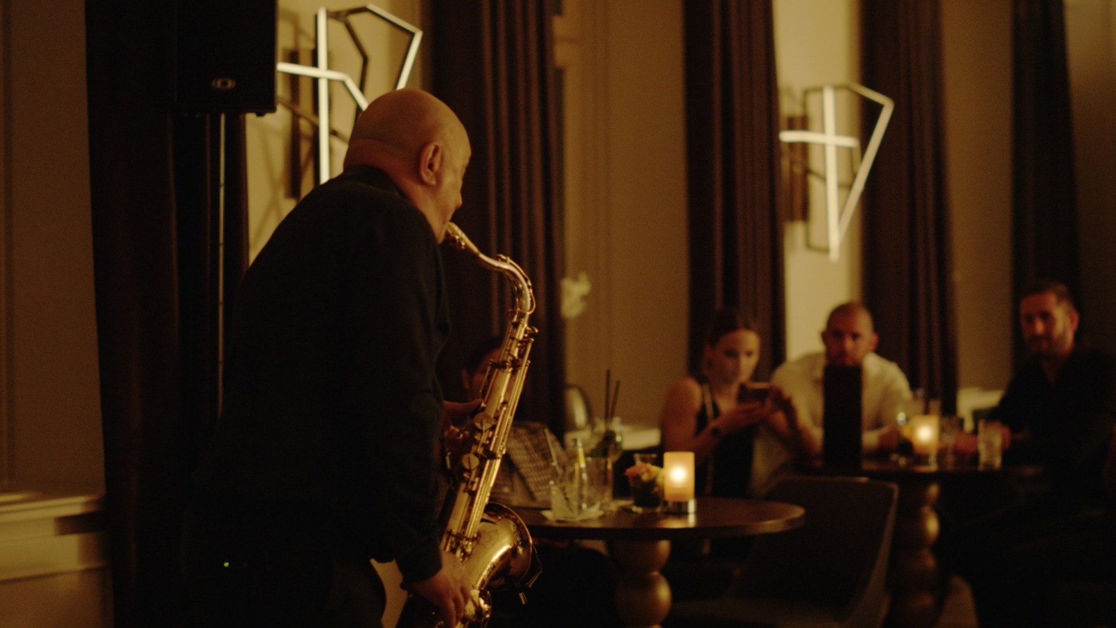 Musiker mit Saxophon in der Bar 1842.