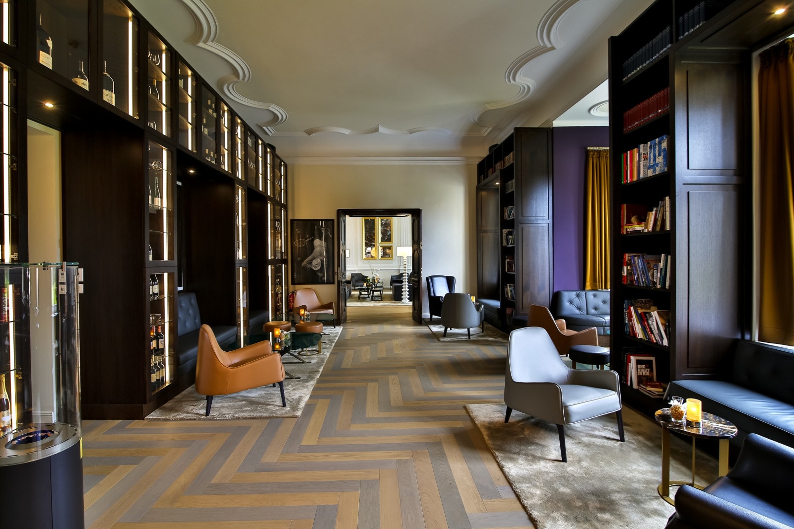 Die Wine and Book Lounge Area im Schlosshotel Fleesensee.
