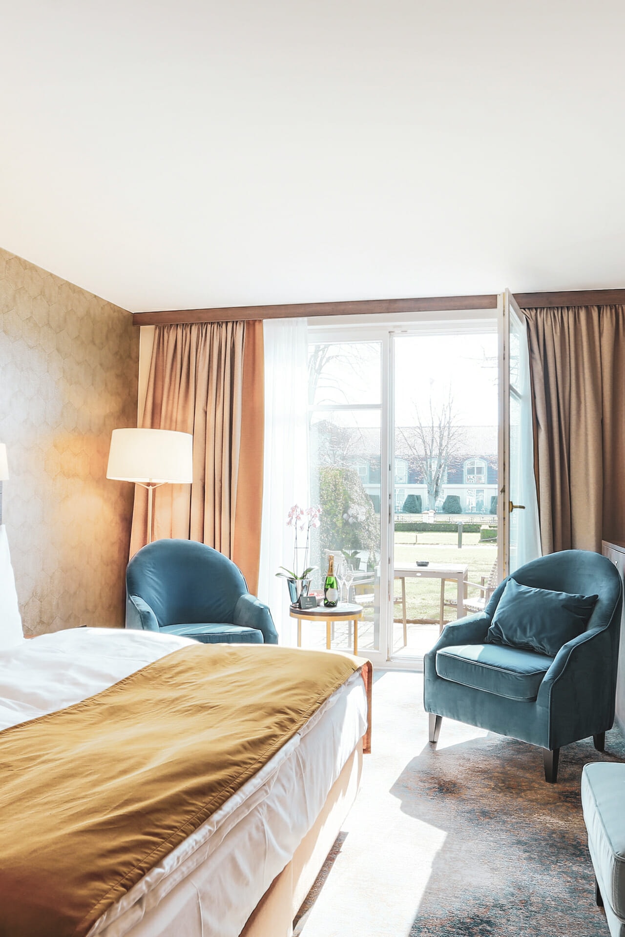 Bett und Terrasse im Deluxe Zimmer im Schlosshotel Fleesensee.