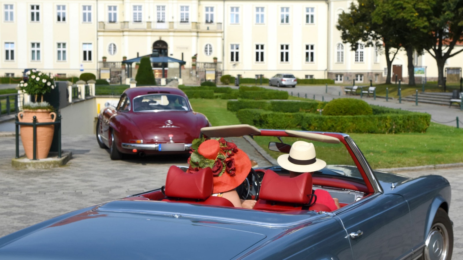 Anfahrt mit Oldtimer Autos ins Schloss Fleesensee.