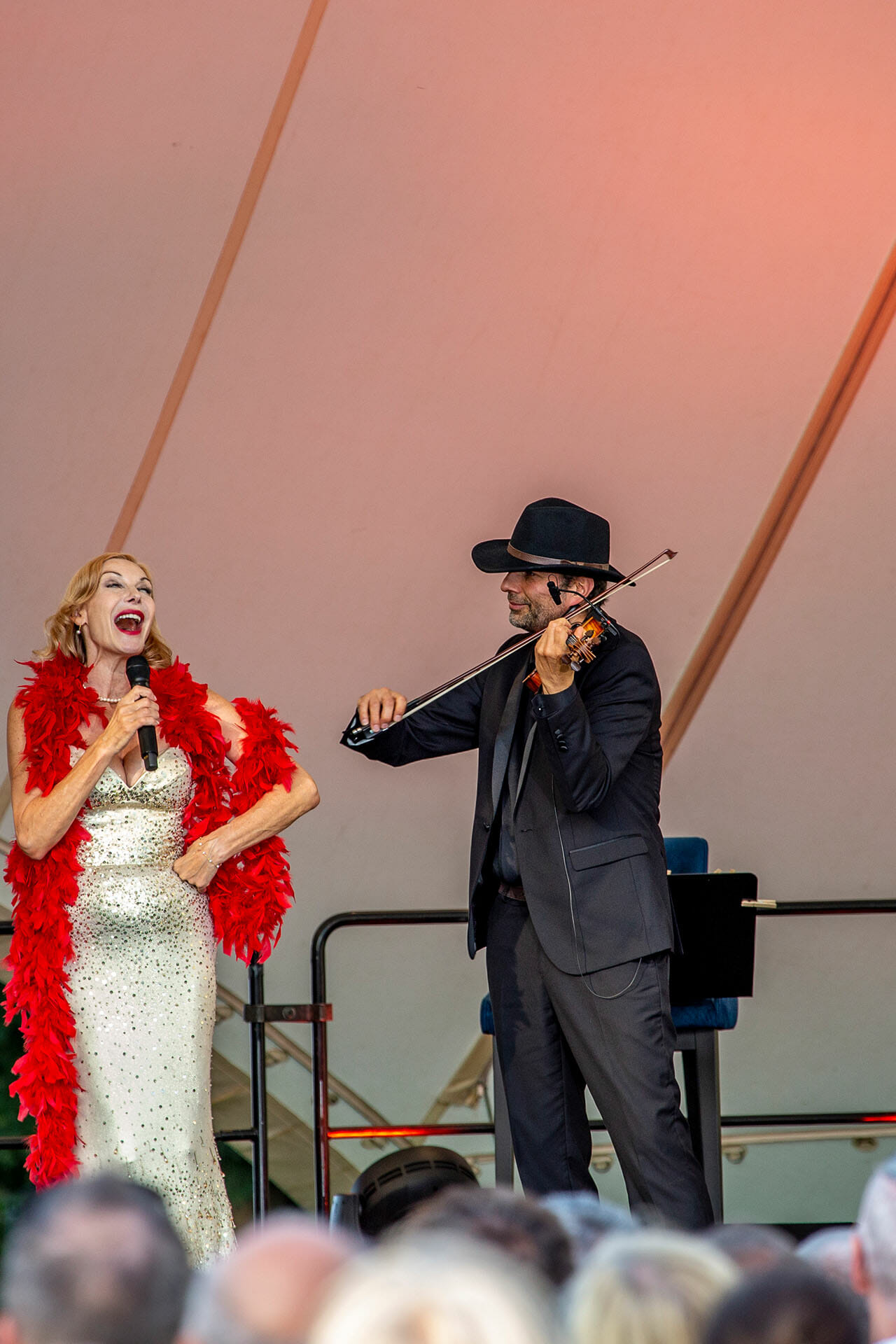 Eine Sängerin und ein Geiger auf der Bühne beim Schlosskonzert.
