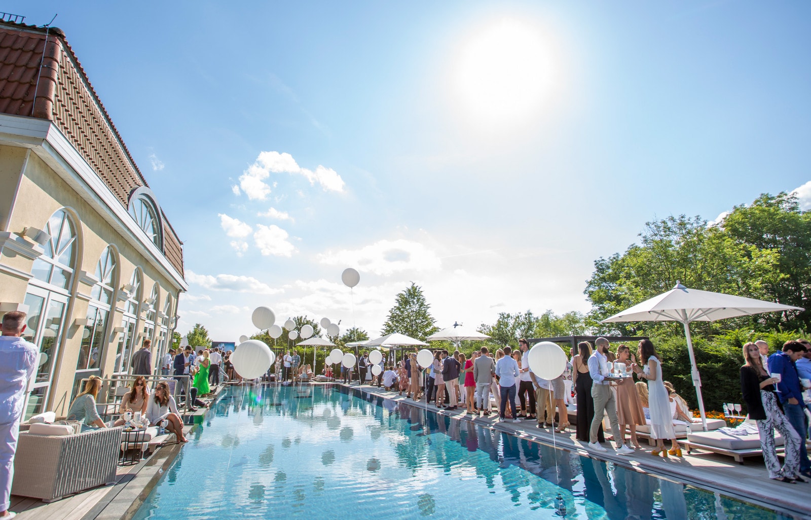 Eine Party mit Luftballons am Pool des Schloss Spa.