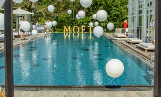 Eine Party mit Luftballons am Pool im Schloss Spa.