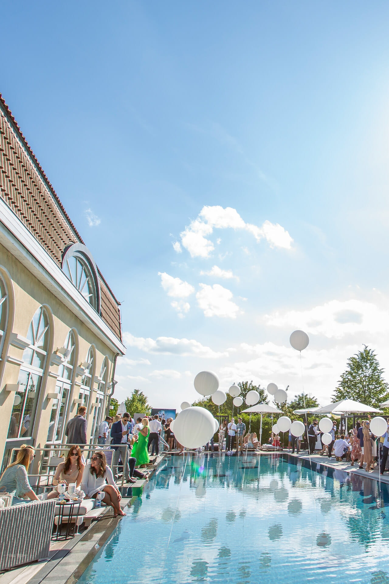 Eine Party mit Luftballons am Pool im Schloss Spa.