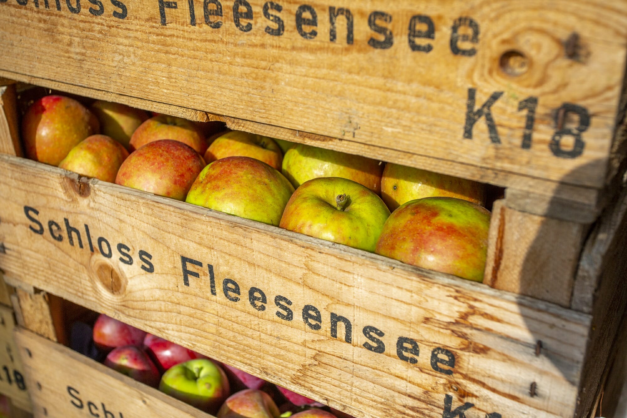 Äpfel in Holzkisten aus der hauseigenen Landwirtschaft beim Schloss Fleesensee.