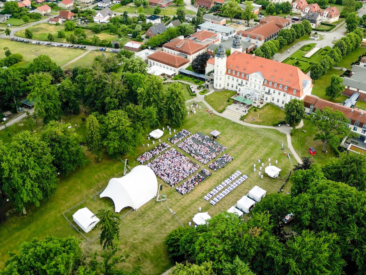 Veranstaltung im Schlosspark Schloss Fleesensee im Sommer