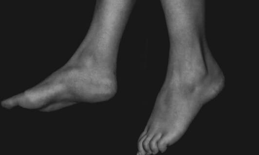 Füße in schwarz-weiß