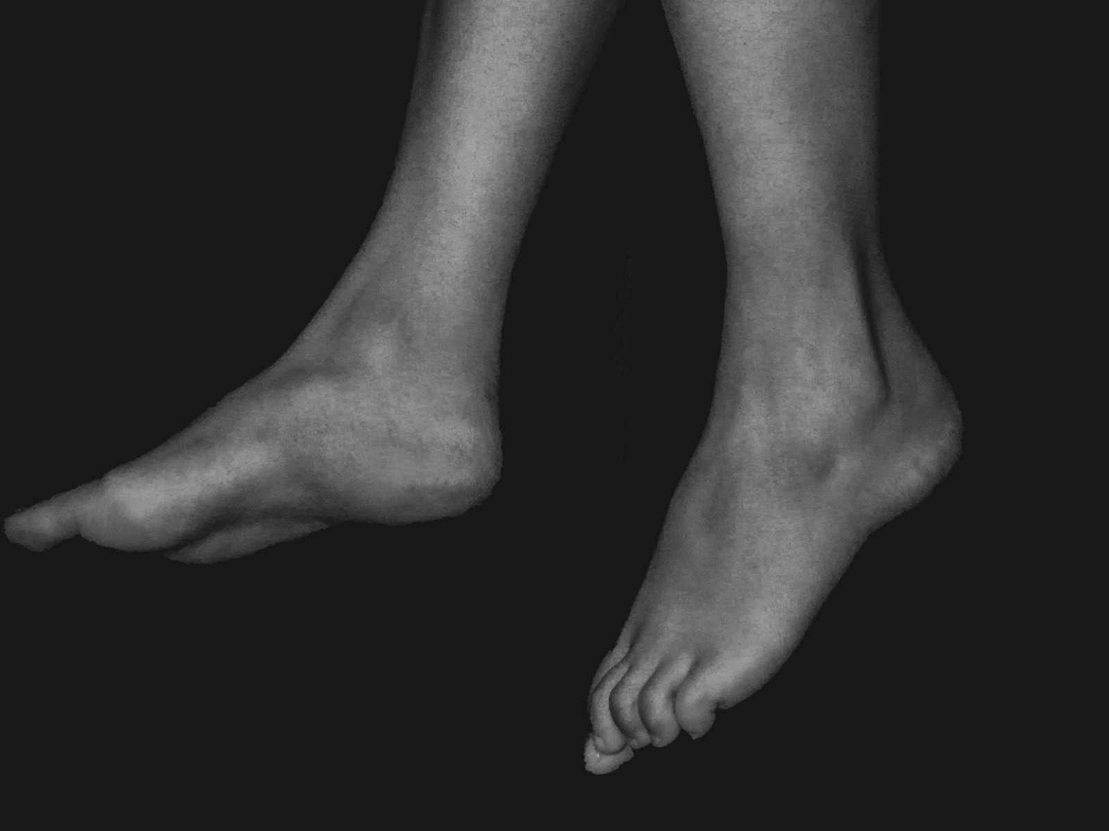 Füße in schwarz-weiß