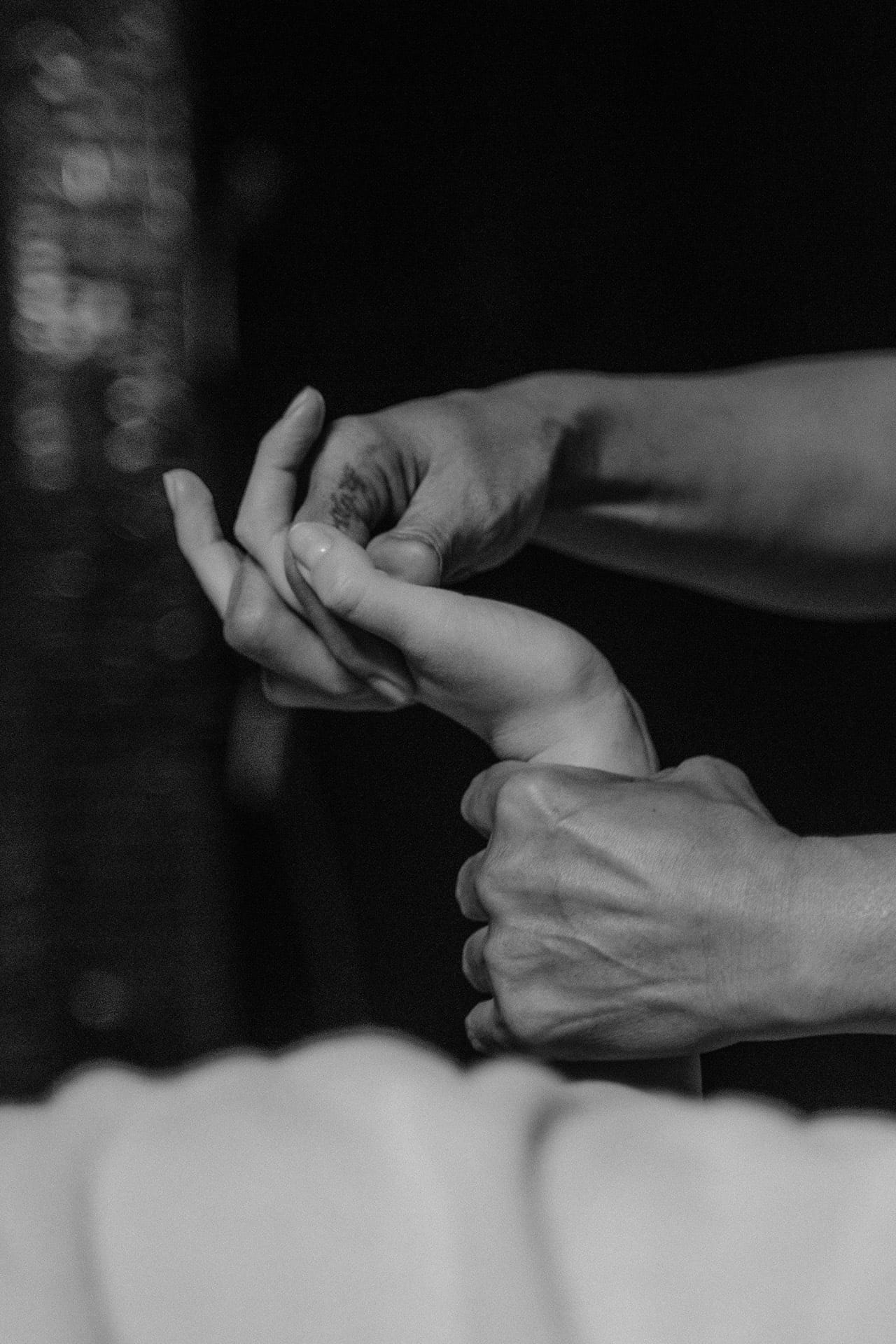 Handmassage schwarz-weiß